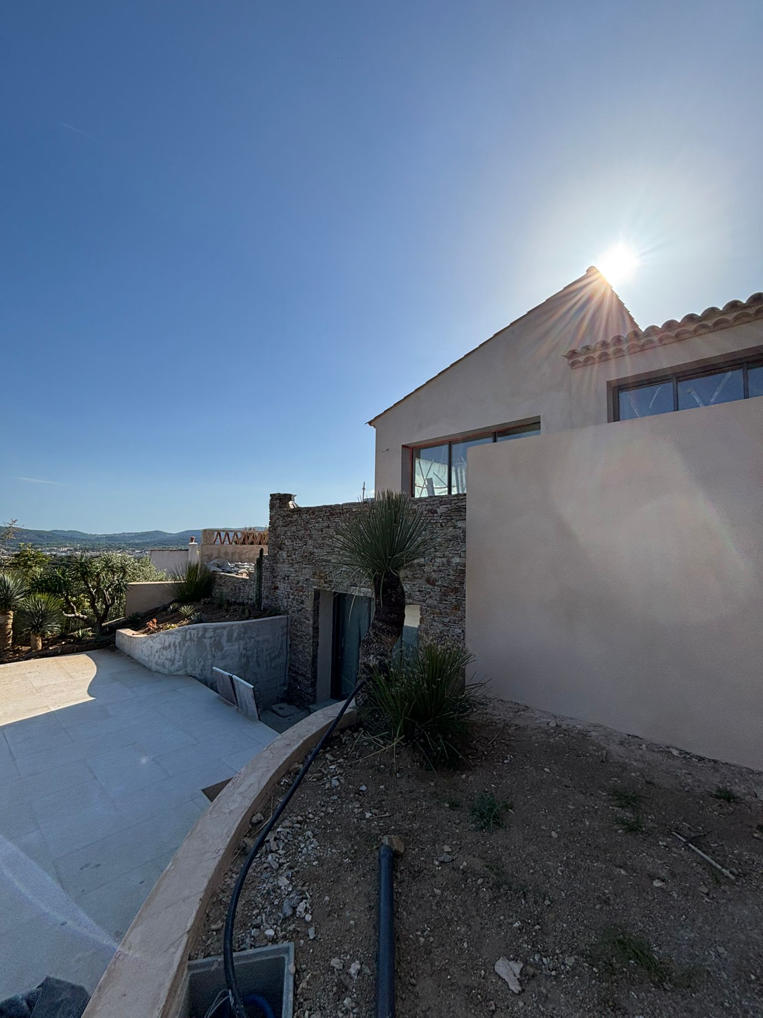 Rénovation de façade dans les Alpes-Maritimes : pourquoi ne pas attendre l'apparition des dégâts ?